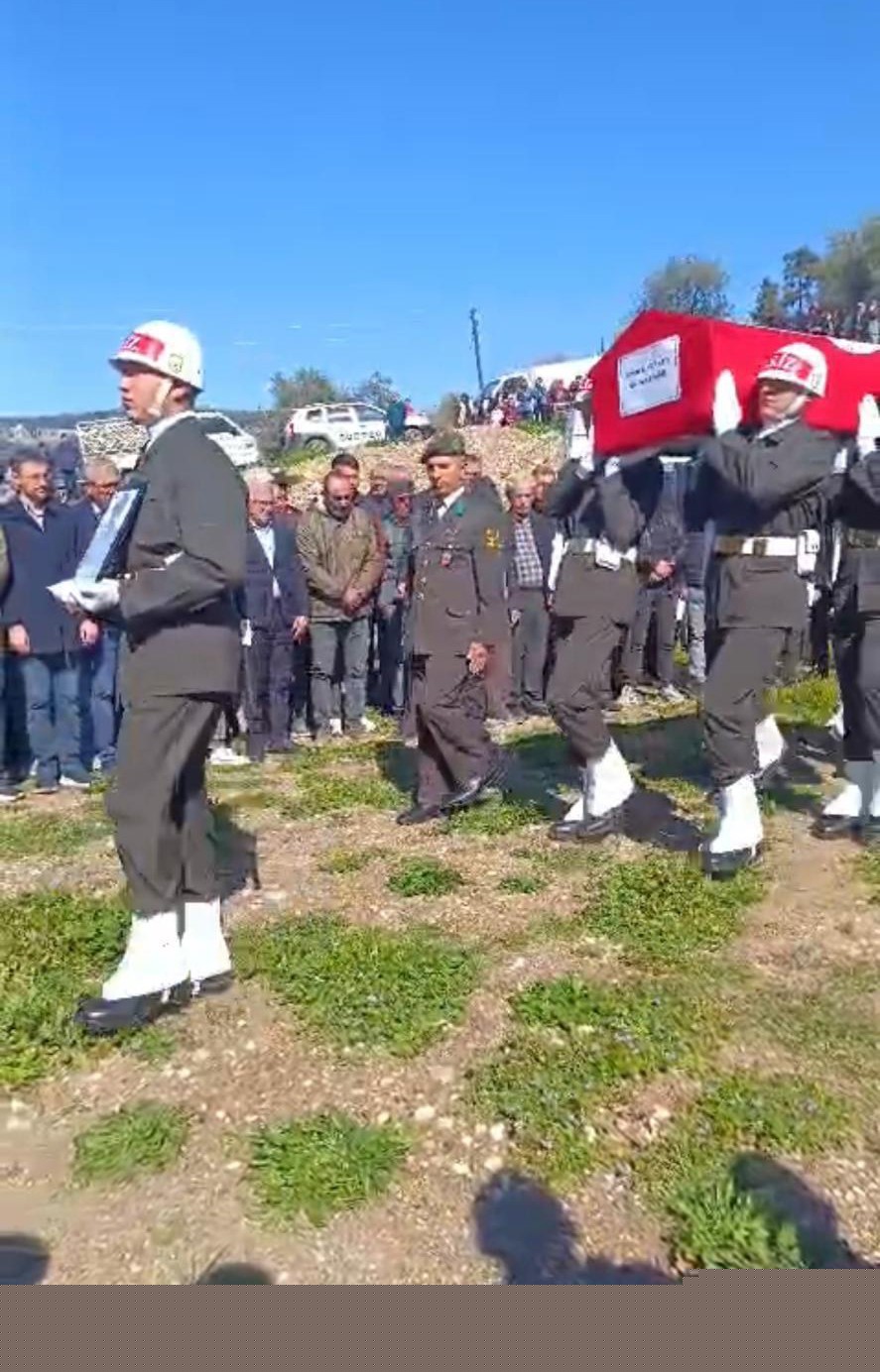 Kıbrıs gazisi törenle toprağa verildi
