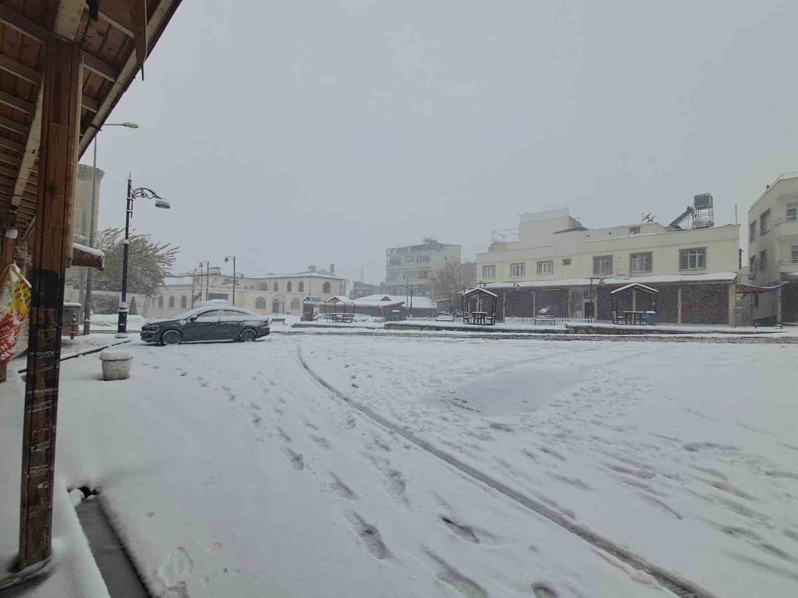 Kilis kar yağışıyla beyaza büründü
