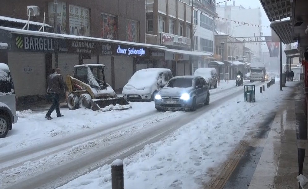 Kilis kar yağışıyla beyaza büründü

