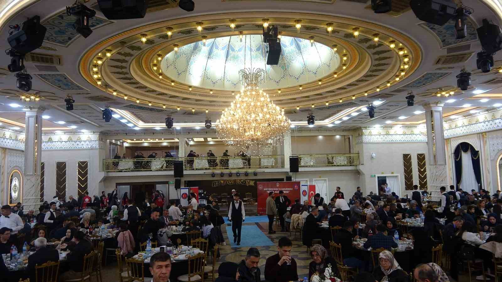 Kilis Valisi Kalaylı, gazi ve şehit aileleriyle iftarda buluştu
Kilis Valisi Kalaylı, gazi ve şehit aileleriyle iftarda buluştu