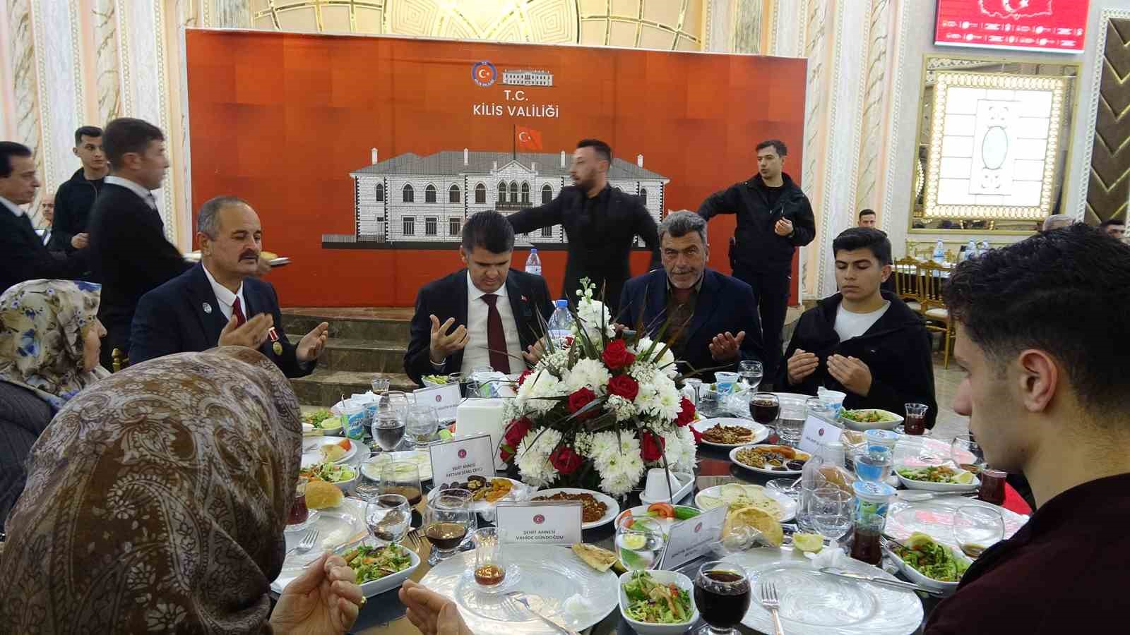 Kilis Valisi Kalaylı, gazi ve şehit aileleriyle iftarda buluştu
Kilis Valisi Kalaylı, gazi ve şehit aileleriyle iftarda buluştu