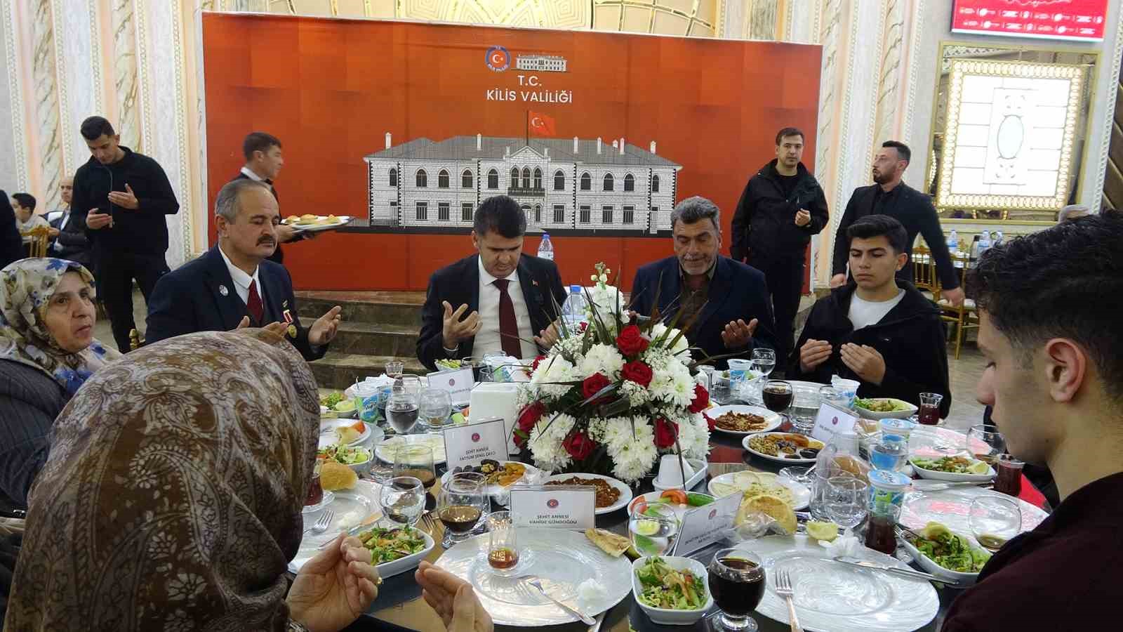 Kilis Valisi Kalaylı, gazi ve şehit aileleriyle iftarda buluştu
Kilis Valisi Kalaylı, gazi ve şehit aileleriyle iftarda buluştu