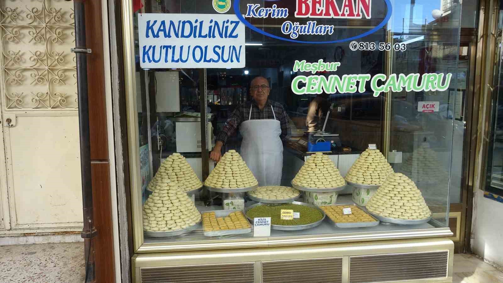 Kilis’e özgü kurabiyeler kandillerde dağıtılıyor
