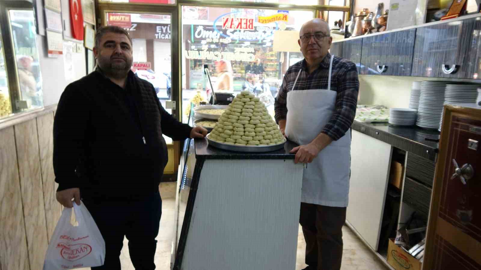 Kilis’e özgü kurabiyeler kandillerde dağıtılıyor
