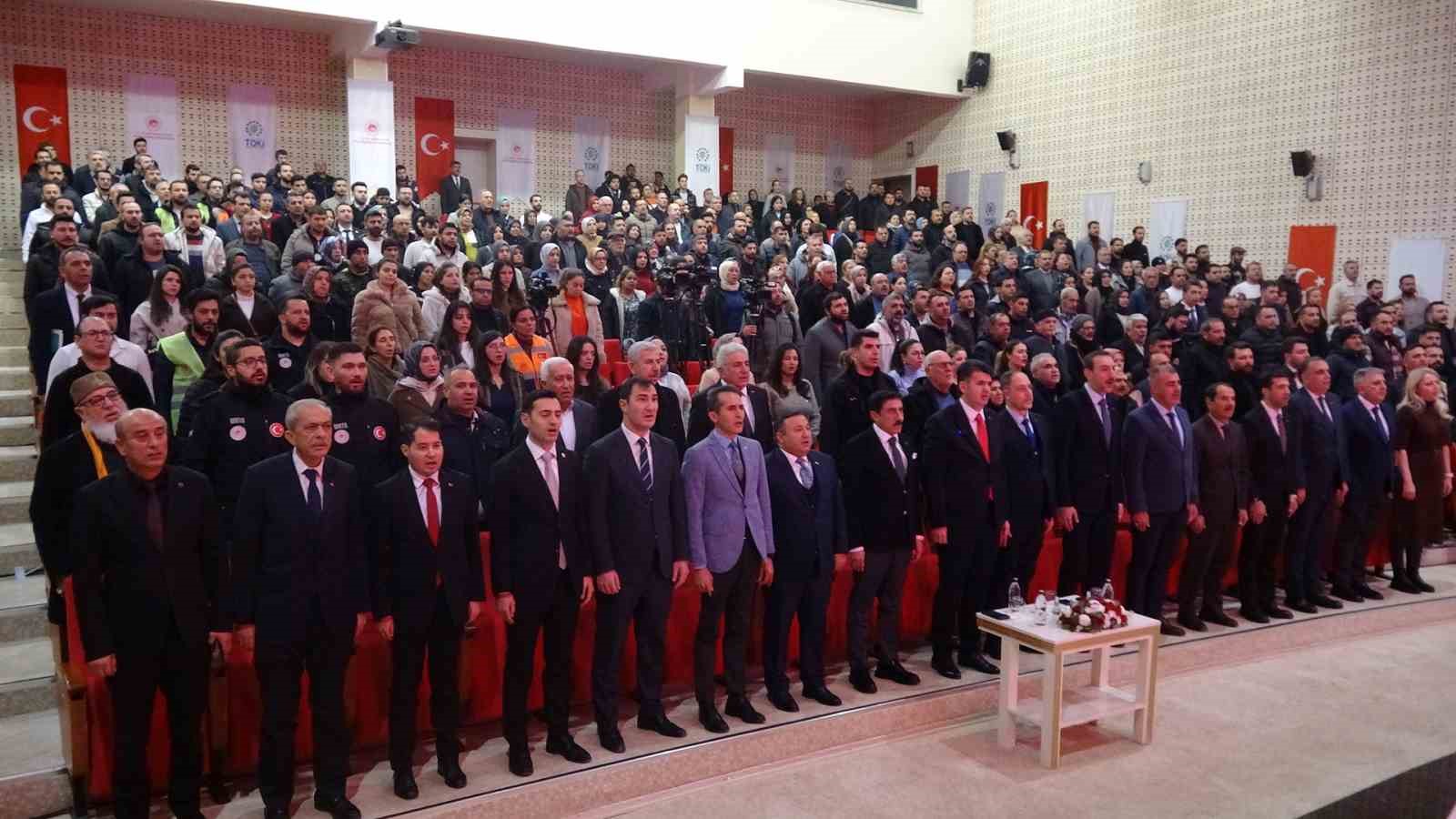 Kilis’te 1170 sosyal konutun kura çekilişi yapıldı
Kilis’te 1170 sosyal konutun kura çekilişi yapıldı