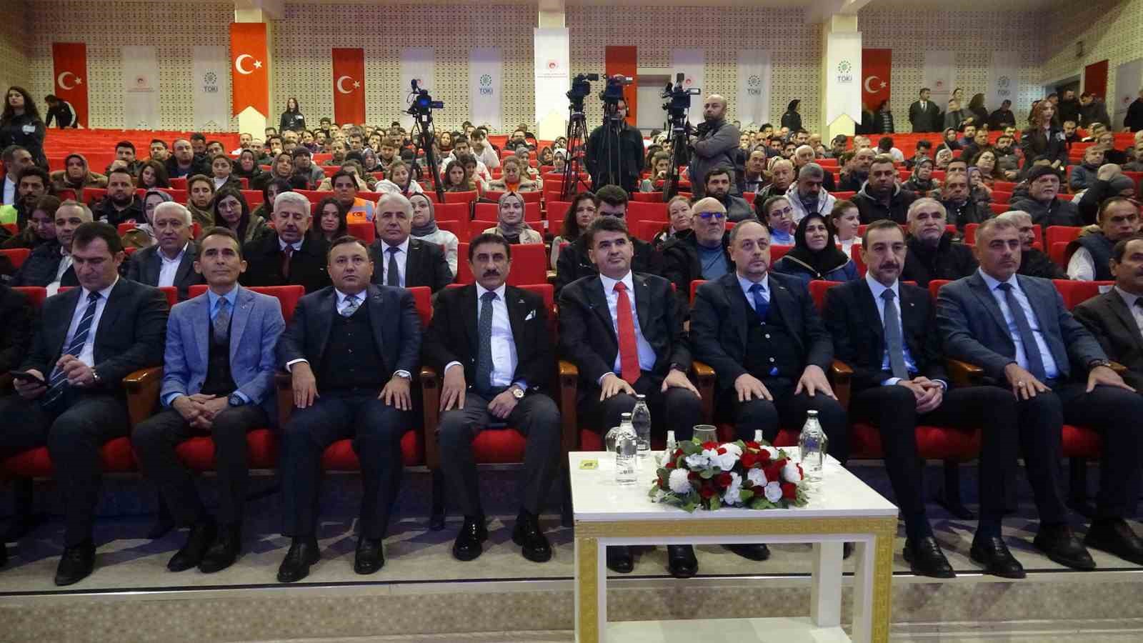 Kilis’te 1170 sosyal konutun kura çekilişi yapıldı
Kilis’te 1170 sosyal konutun kura çekilişi yapıldı