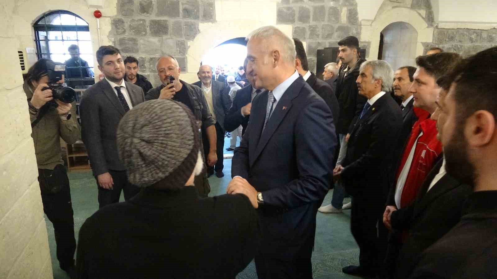 Kilis’te 6 Şubat depreminde hasar gören 3 vakıf eseri ibadete açıldı
Kilis’te 6 Şubat depreminde hasar gören 3 vakıf eseri ibadete açıldı