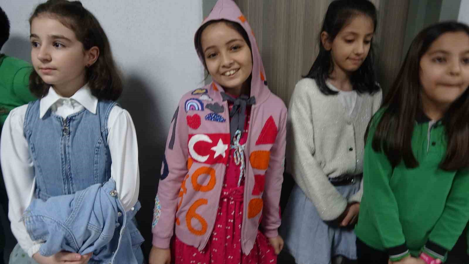 Kilis’te "Atıktan Sanata" sergisi: Öğrenciler atıkları sanata dönüştürdü
Kilis’te "Atıktan Sanata" sergisi: Öğrenciler atıkları sanata dönüştürdü