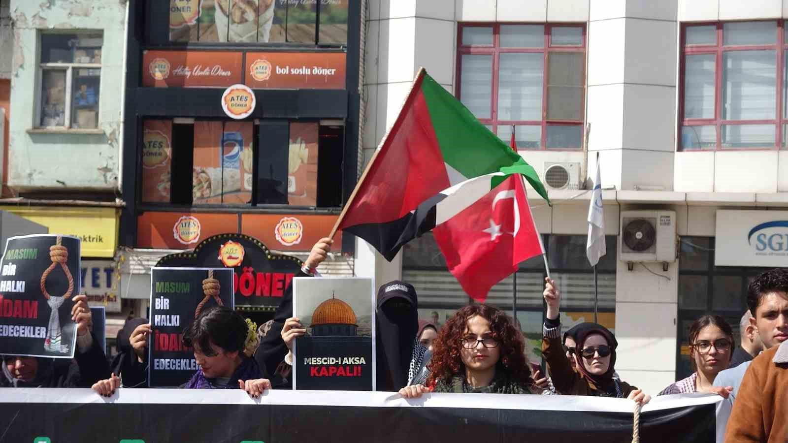 Kilis’te Filistinlilere yönelik idam kararına tepki
Kilis’te Filistinlilere yönelik idam kararına tepki