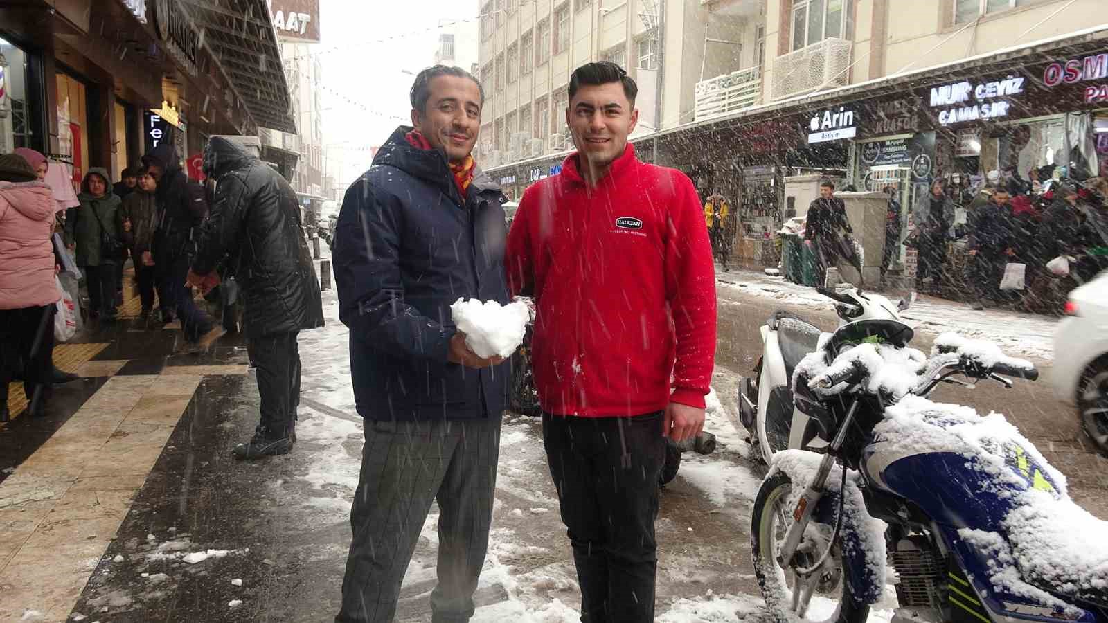 Kilis’te kar yağışı etkili oluyor
