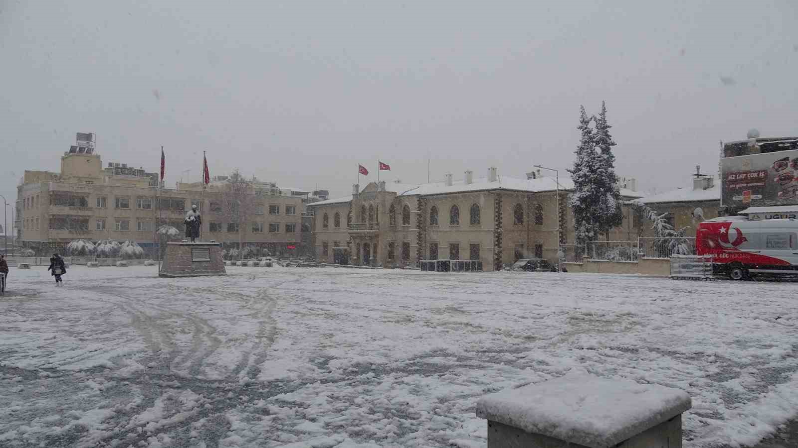 Kilis’te kar yağışı etkili oluyor
