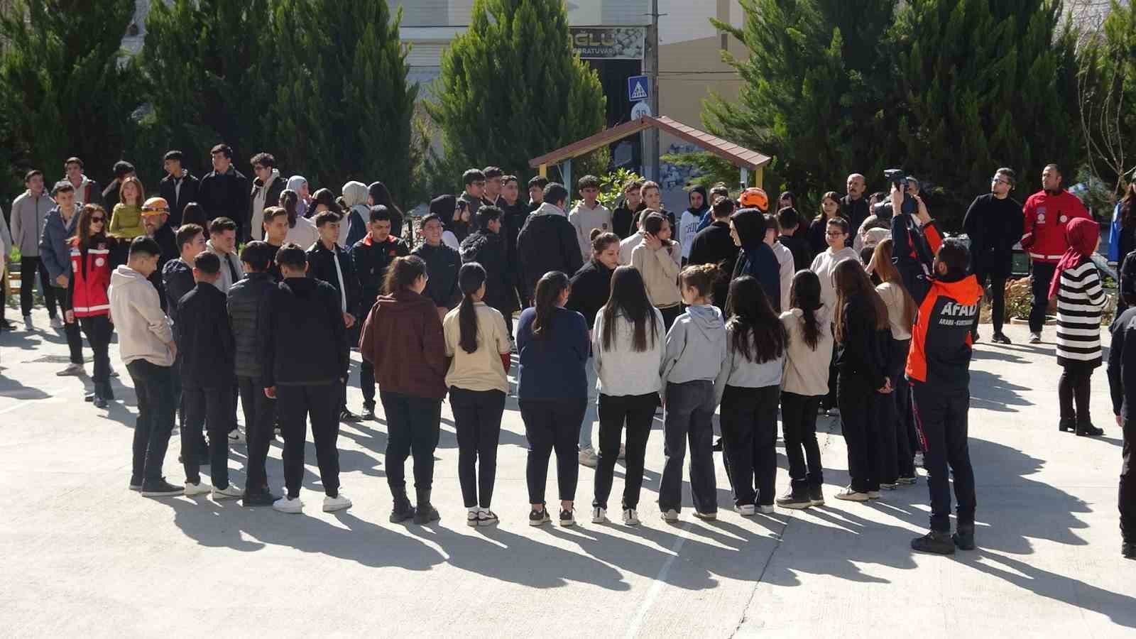 Kilis’te lise öğrencilerinden deprem tatbikatı
