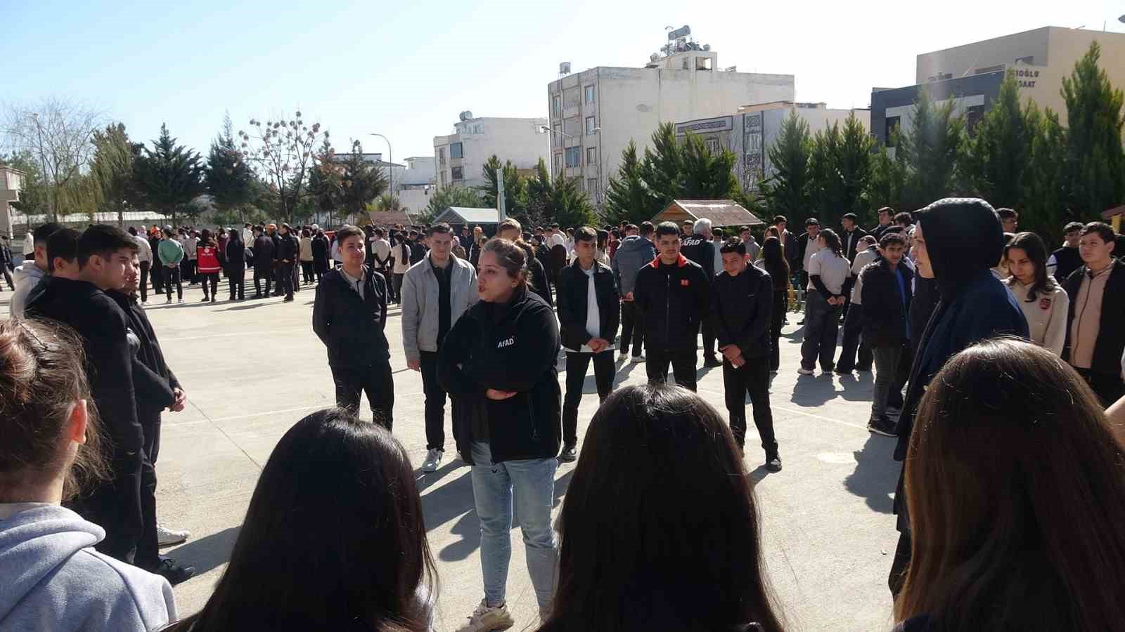 Kilis’te lise öğrencilerinden deprem tatbikatı
