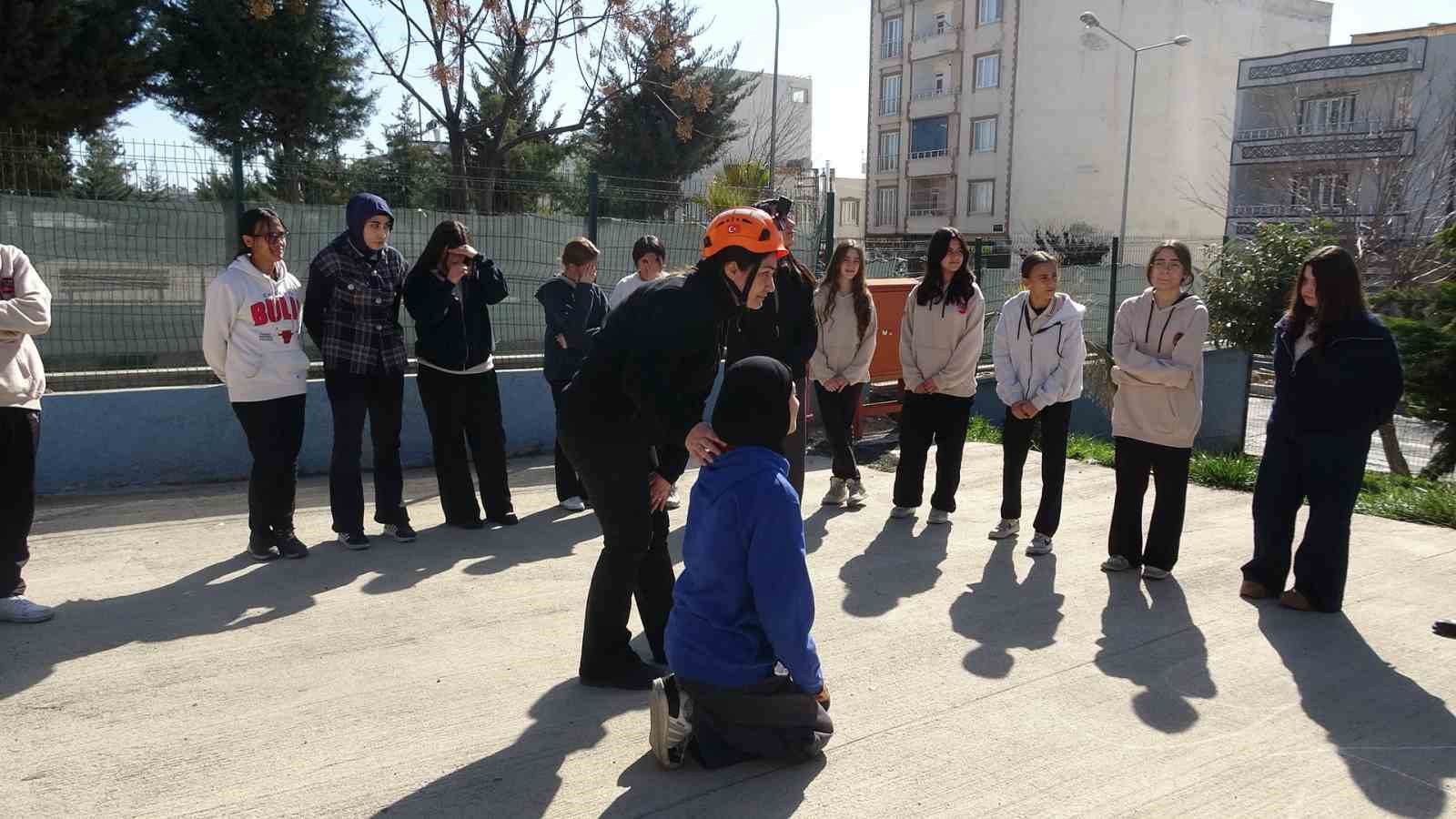 Kilis’te lise öğrencilerinden deprem tatbikatı
