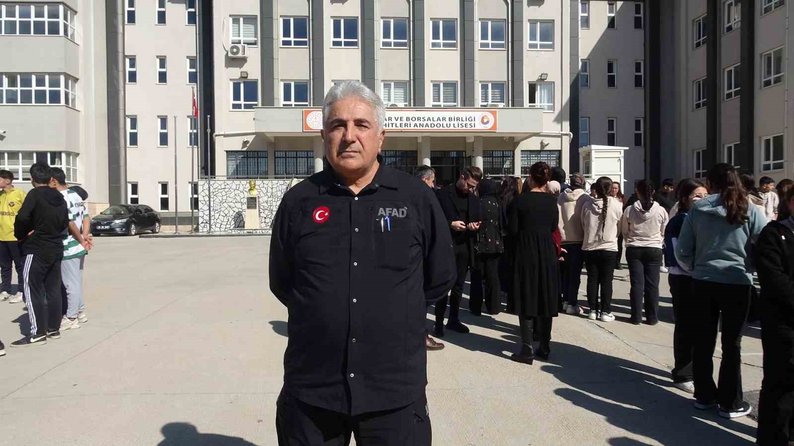 Kilis’te lise öğrencilerinden deprem tatbikatı
