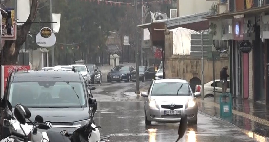 Kilis’te sağanak yağış etkili oluyor
