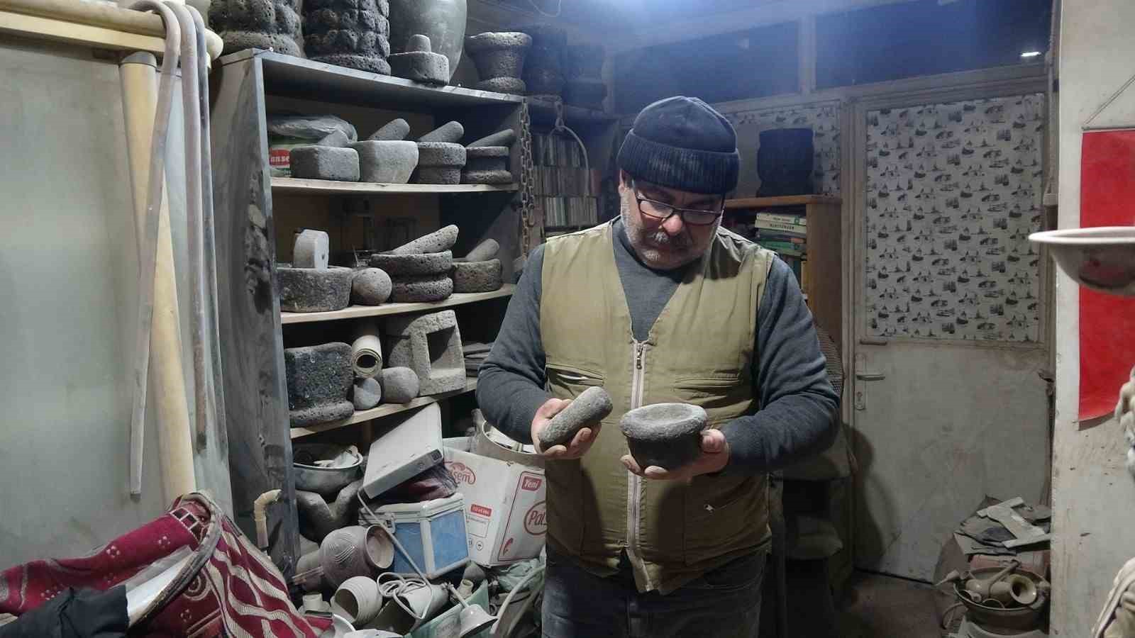 Kilis’te taş oymacılığının son ustası bayramda da tezgah başında
