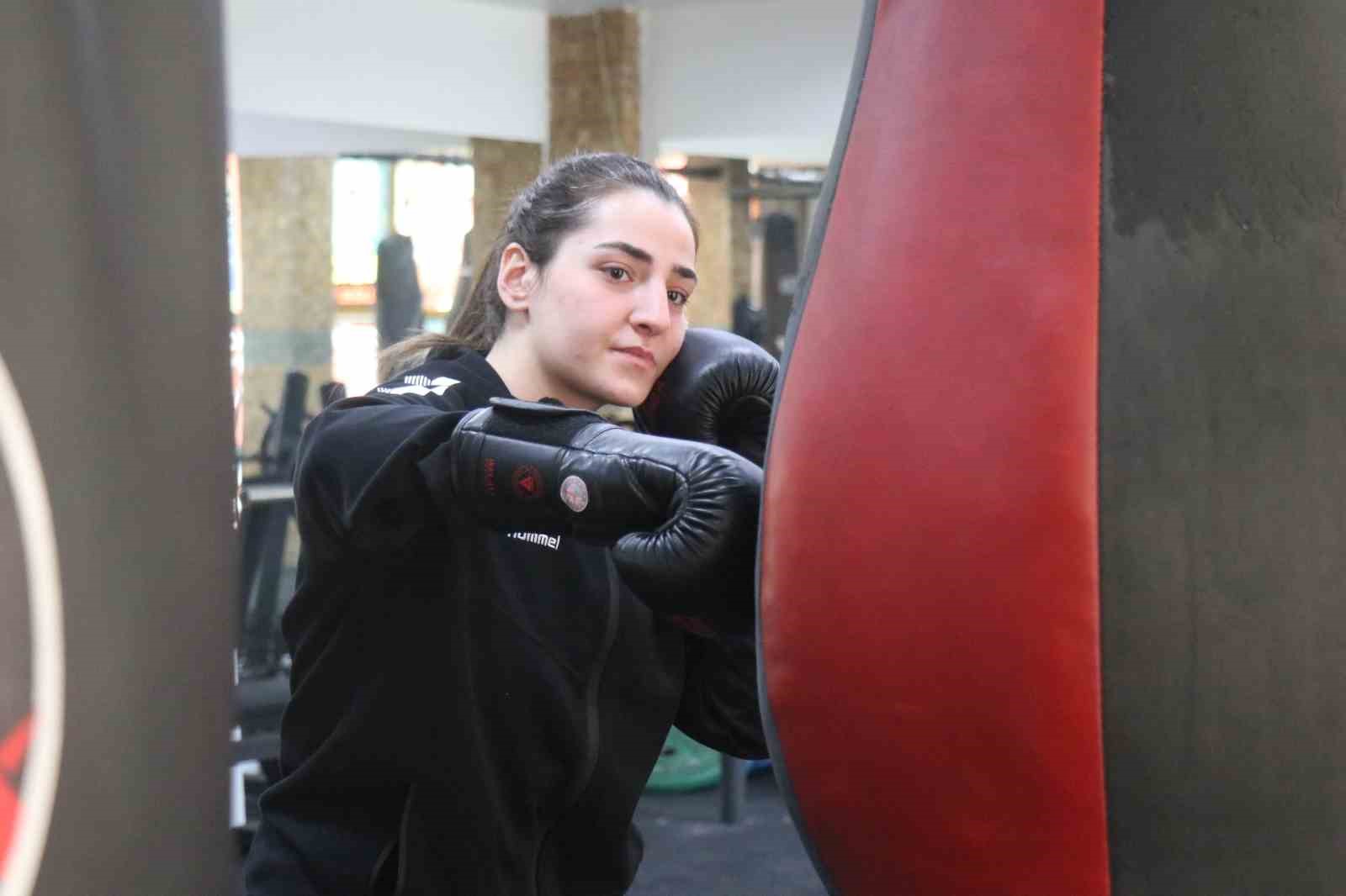 Kilo vermek için taktığı eldivenlerle 7 Türkiye, 1 Avrupa şampiyonu oldu
Kilo vermek için taktığı eldivenlerle 7 Türkiye, 1 Avrupa şampiyonu oldu