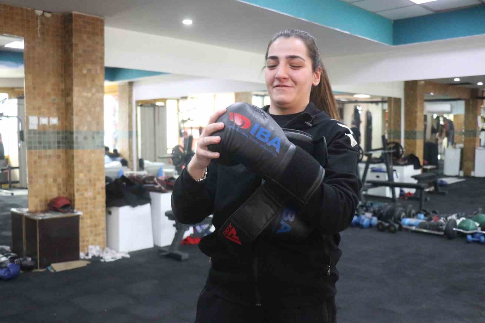 Kilo vermek için taktığı eldivenlerle 7 Türkiye, 1 Avrupa şampiyonu oldu
Kilo vermek için taktığı eldivenlerle 7 Türkiye, 1 Avrupa şampiyonu oldu