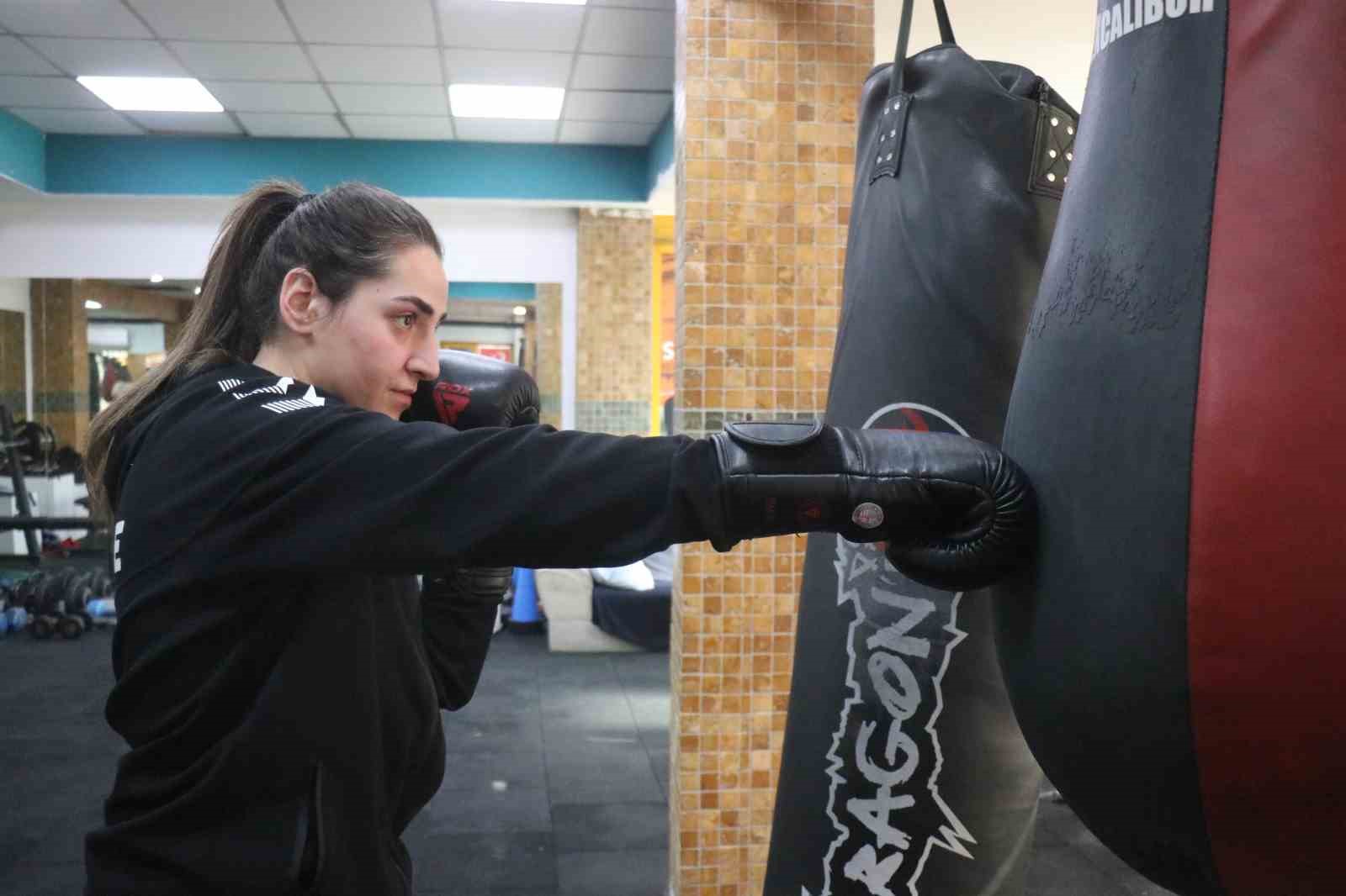 Kilo vermek için taktığı eldivenlerle 7 Türkiye, 1 Avrupa şampiyonu oldu
Kilo vermek için taktığı eldivenlerle 7 Türkiye, 1 Avrupa şampiyonu oldu