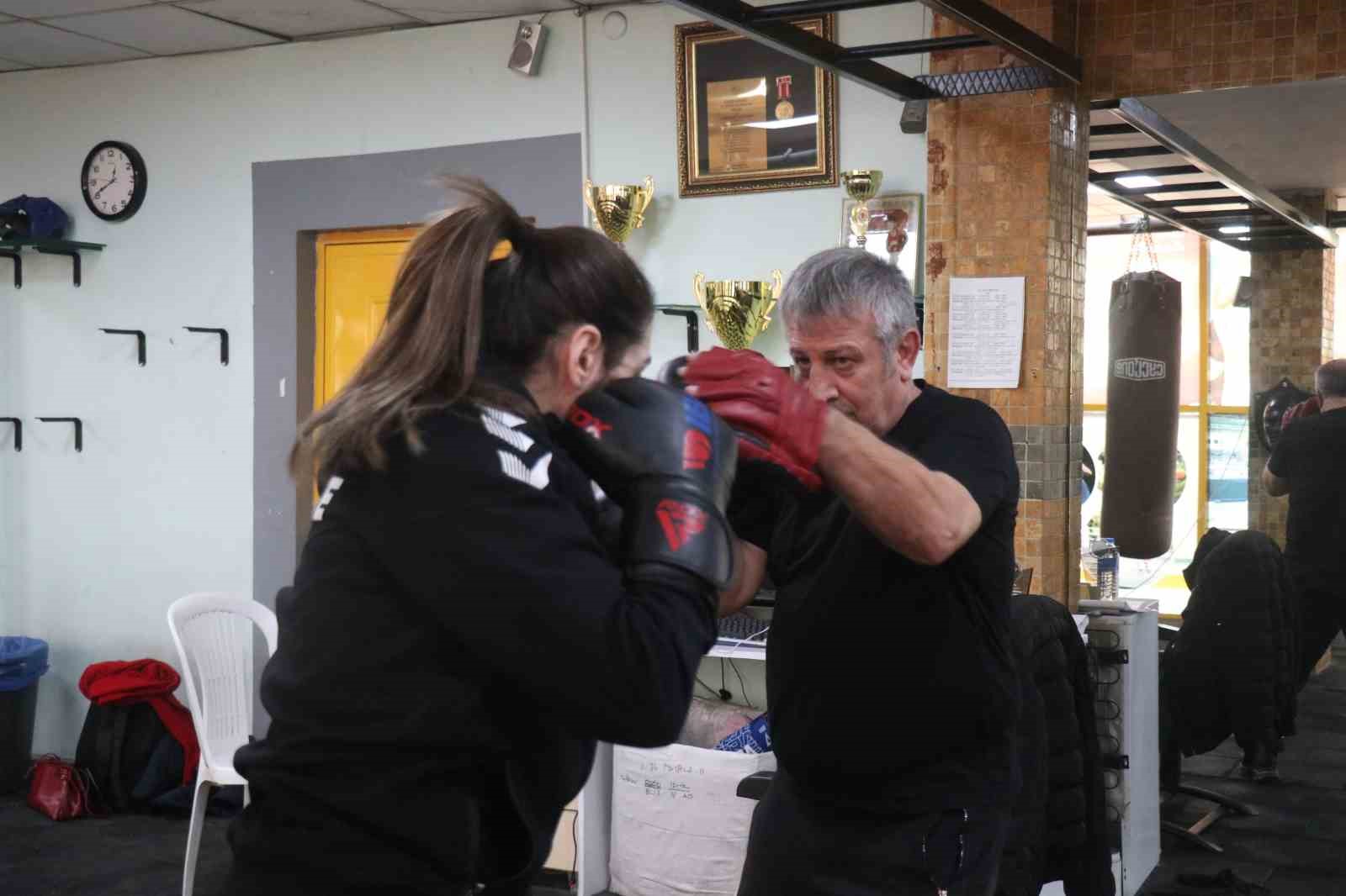 Kilo vermek için taktığı eldivenlerle 7 Türkiye, 1 Avrupa şampiyonu oldu
Kilo vermek için taktığı eldivenlerle 7 Türkiye, 1 Avrupa şampiyonu oldu