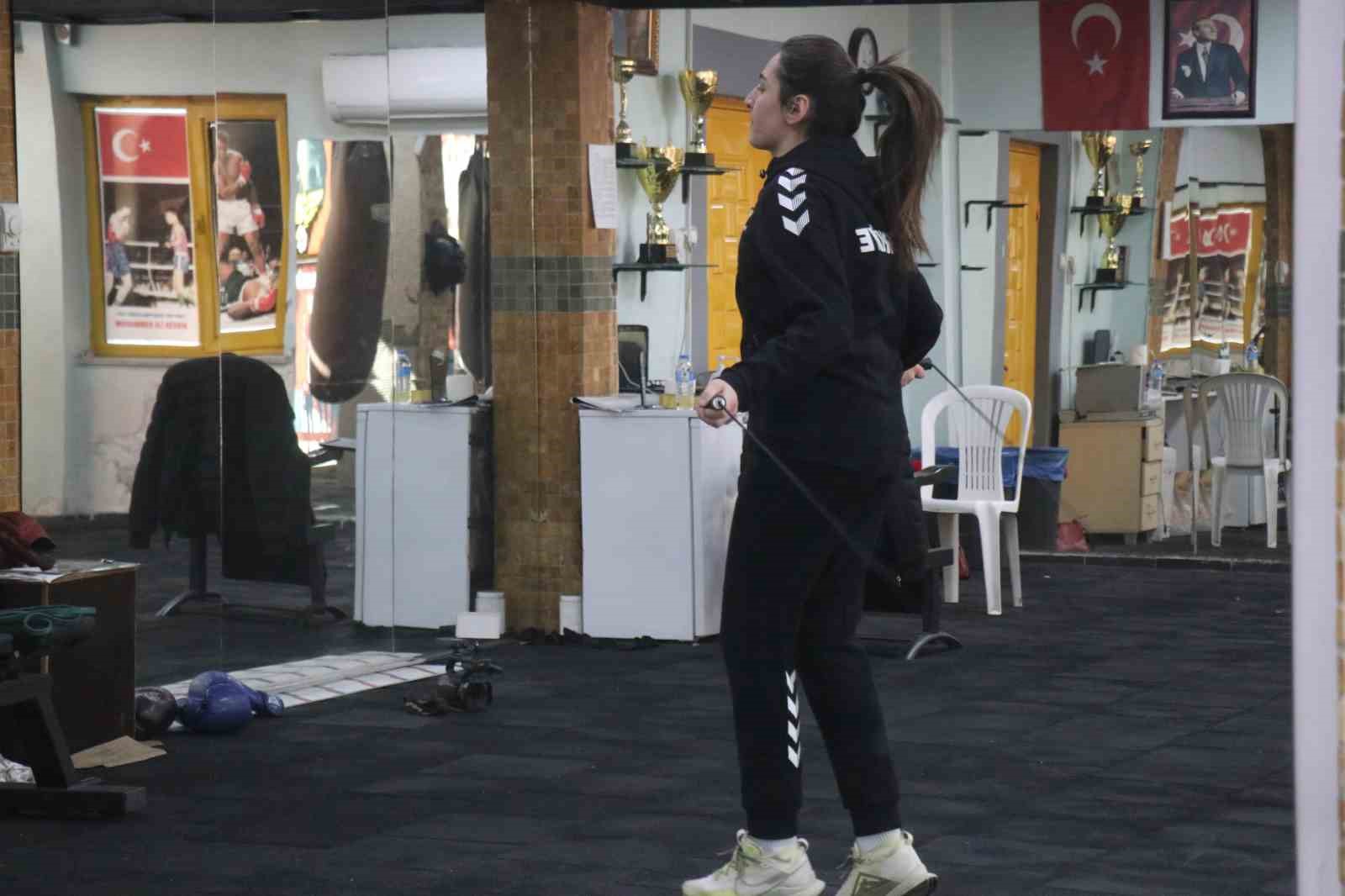 Kilo vermek için taktığı eldivenlerle 7 Türkiye, 1 Avrupa şampiyonu oldu
Kilo vermek için taktığı eldivenlerle 7 Türkiye, 1 Avrupa şampiyonu oldu