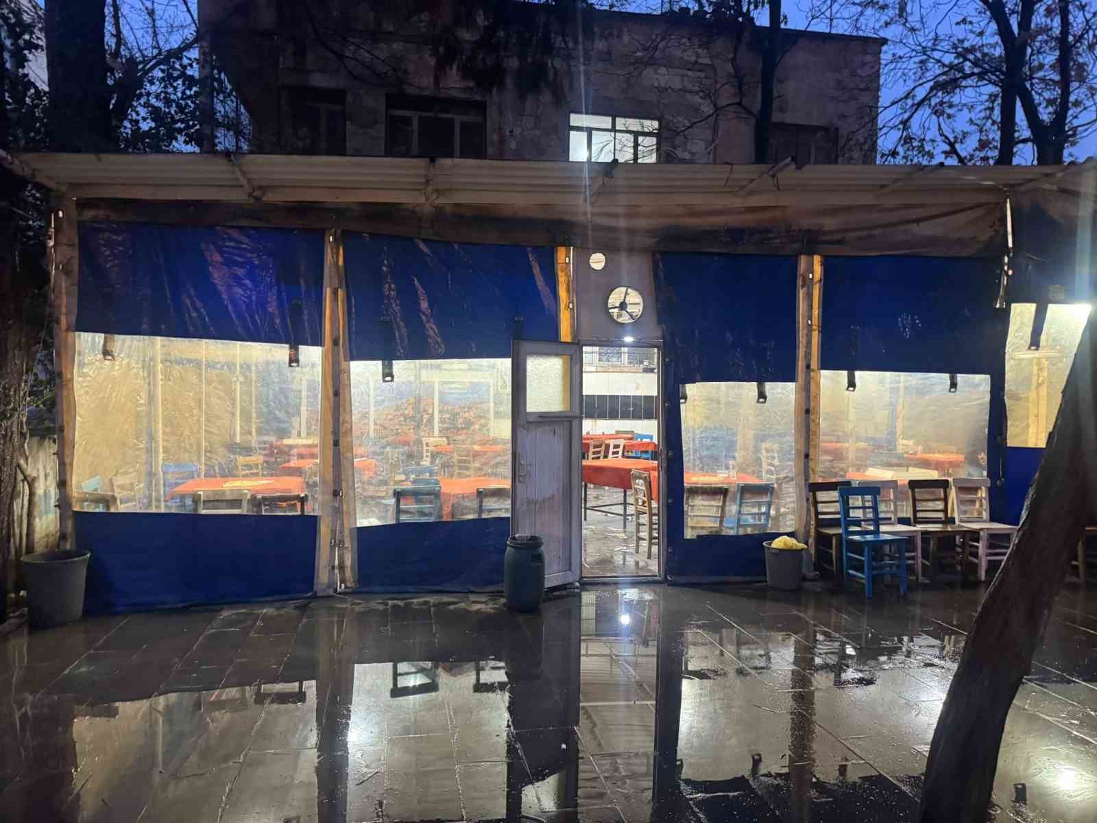 Kıraathanede bıçaklı saldırıya uğrayan amca ve yeğeni yaralandı
