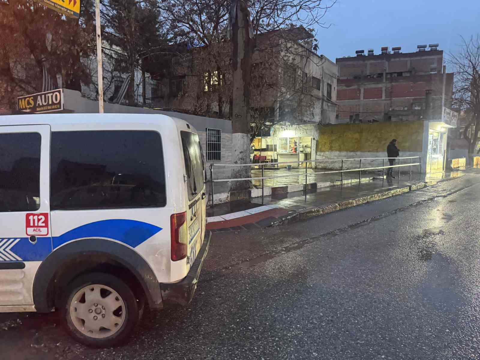 Kıraathanede bıçaklı saldırıya uğrayan amca ve yeğeni yaralandı
