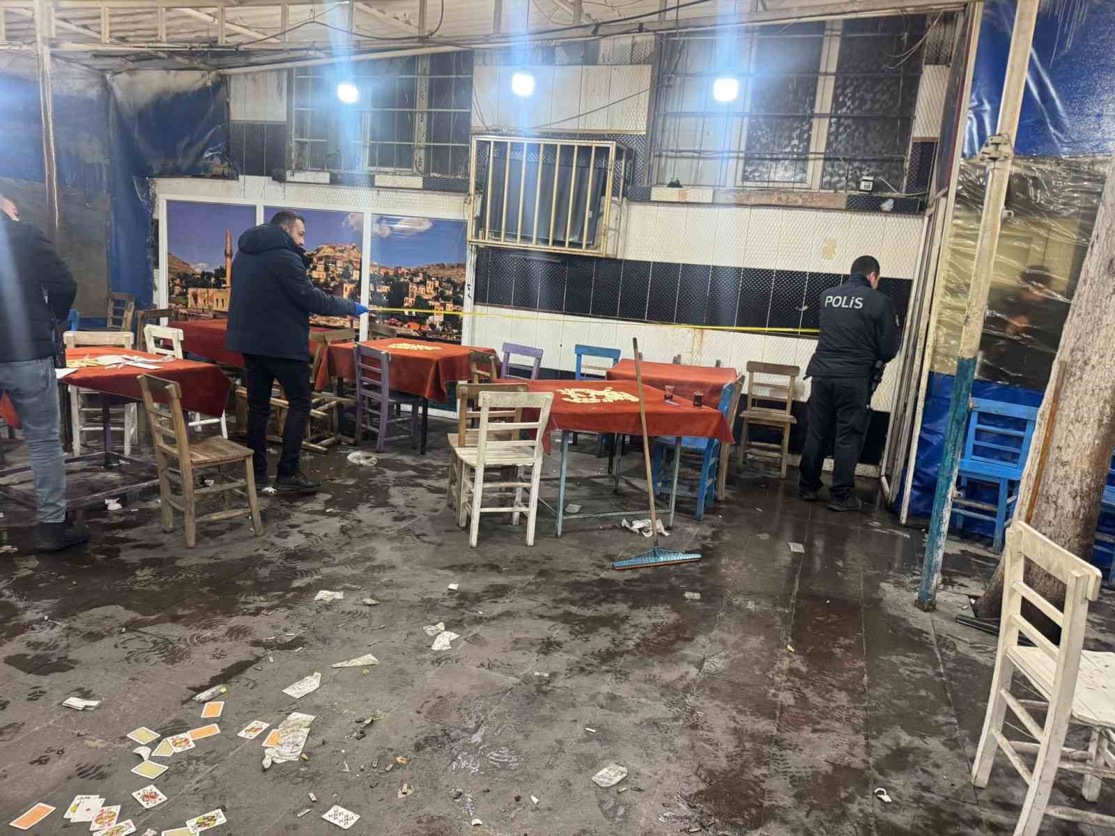 Kıraathanede bıçaklı saldırıya uğrayan amca ve yeğeni yaralandı
