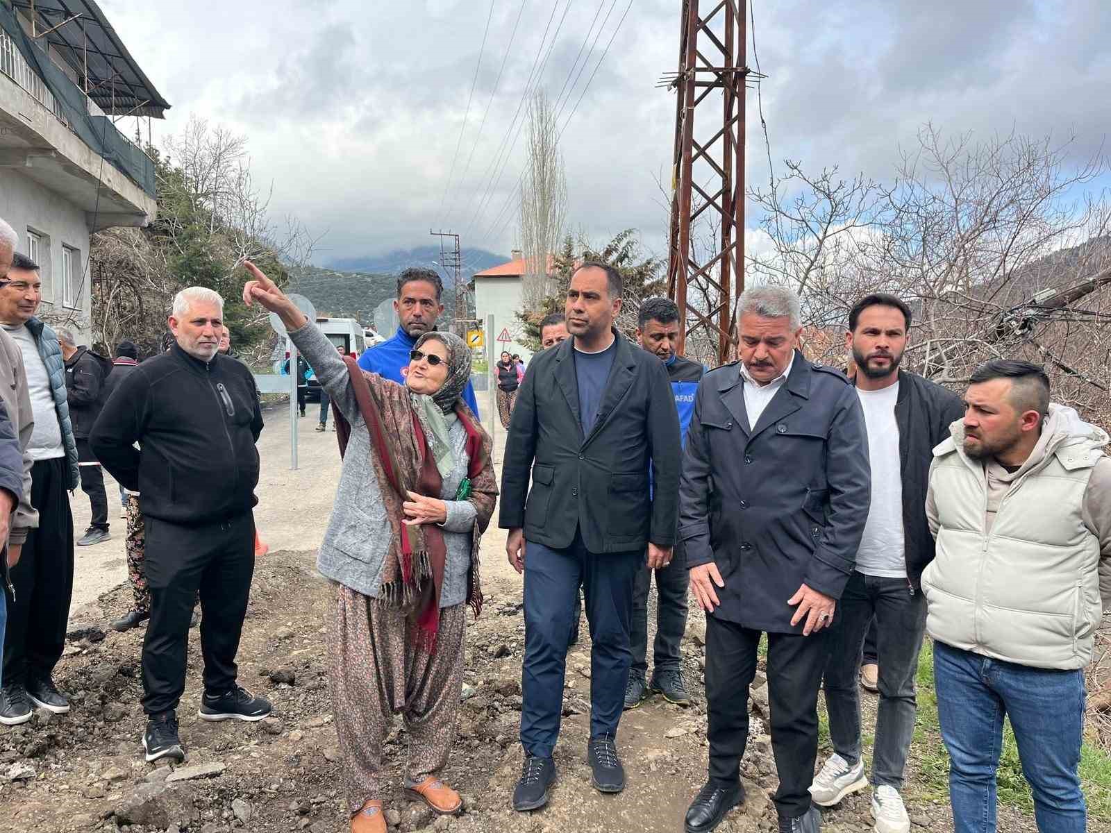 Kıratlı, heyelan bölgesinde incelemelerde bulundu
Kıratlı, heyelan bölgesinde incelemelerde bulundu