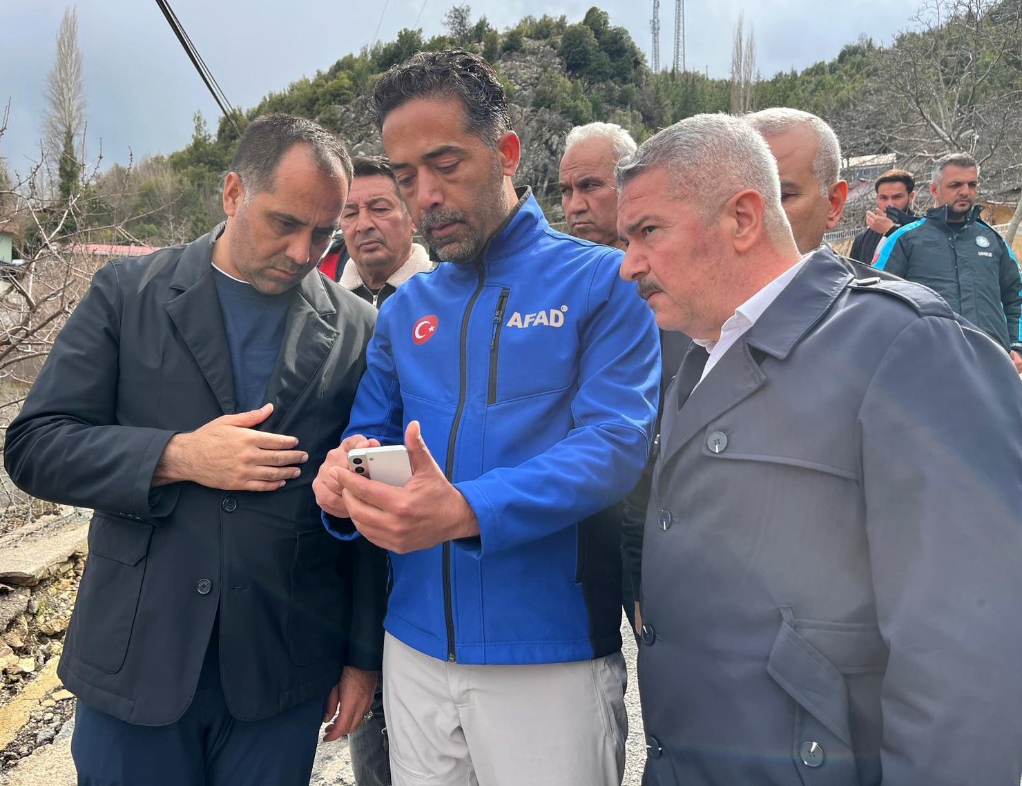 Kıratlı, heyelan bölgesinde incelemelerde bulundu
Kıratlı, heyelan bölgesinde incelemelerde bulundu