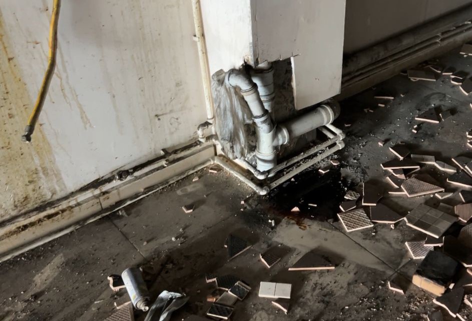 Kiraya verdiği dükkanını 4 yıl sonra harabeye döndüğünü görünce şoke oldu
