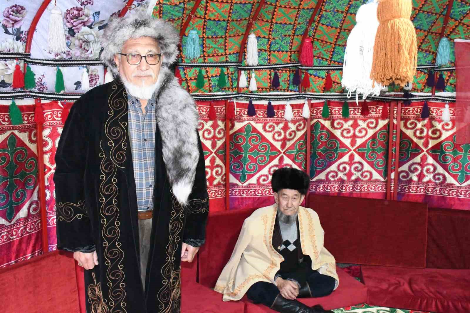 Kırgız aksakallıları otağ çadırında geçmişi yâd ediyor
