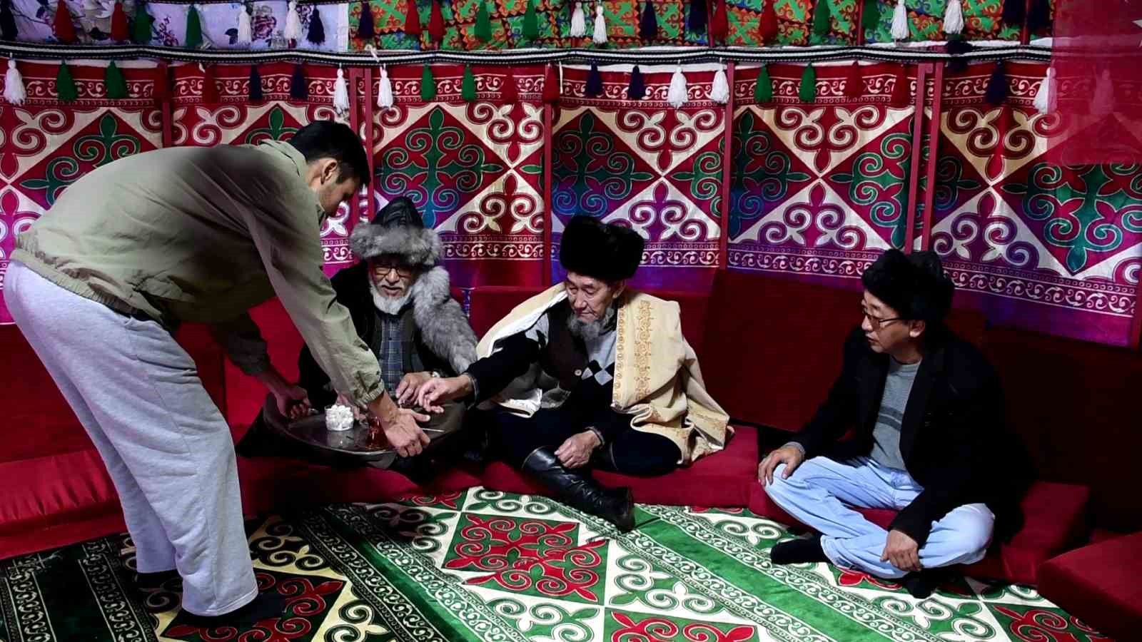 Kırgız aksakallıları otağ çadırında geçmişi yâd ediyor
