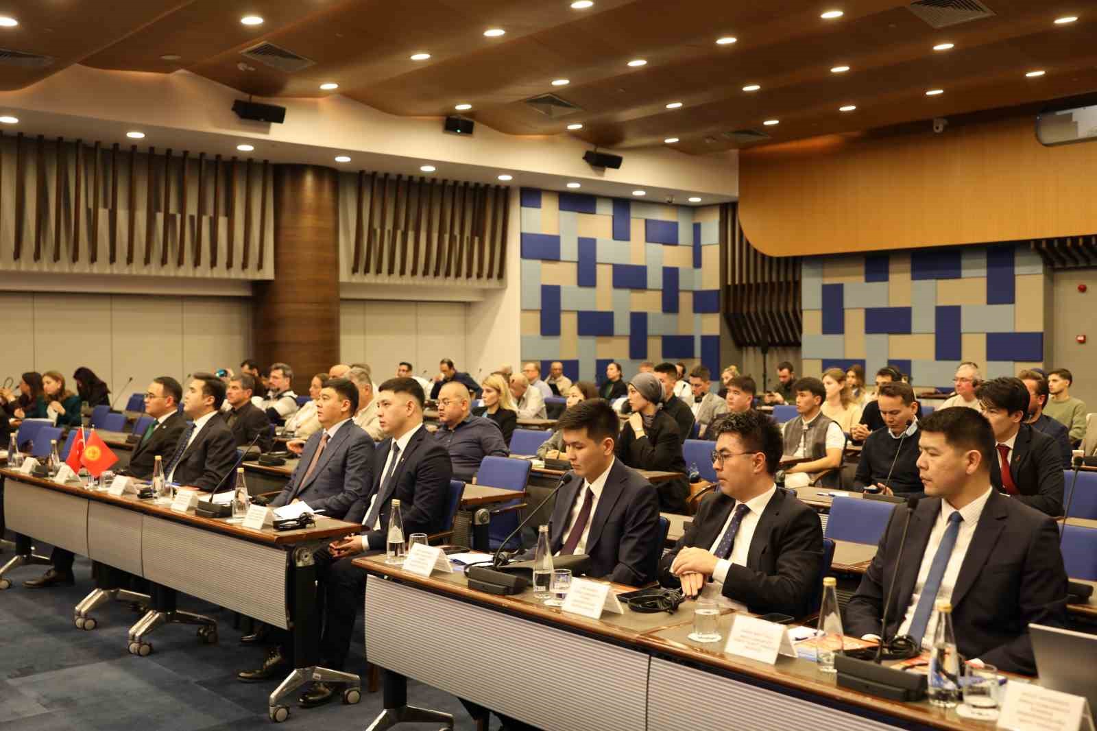 Kırgızistan pazarı İzmir iş dünyasını bekliyor
Kırgızistan pazarı İzmir iş dünyasını bekliyor