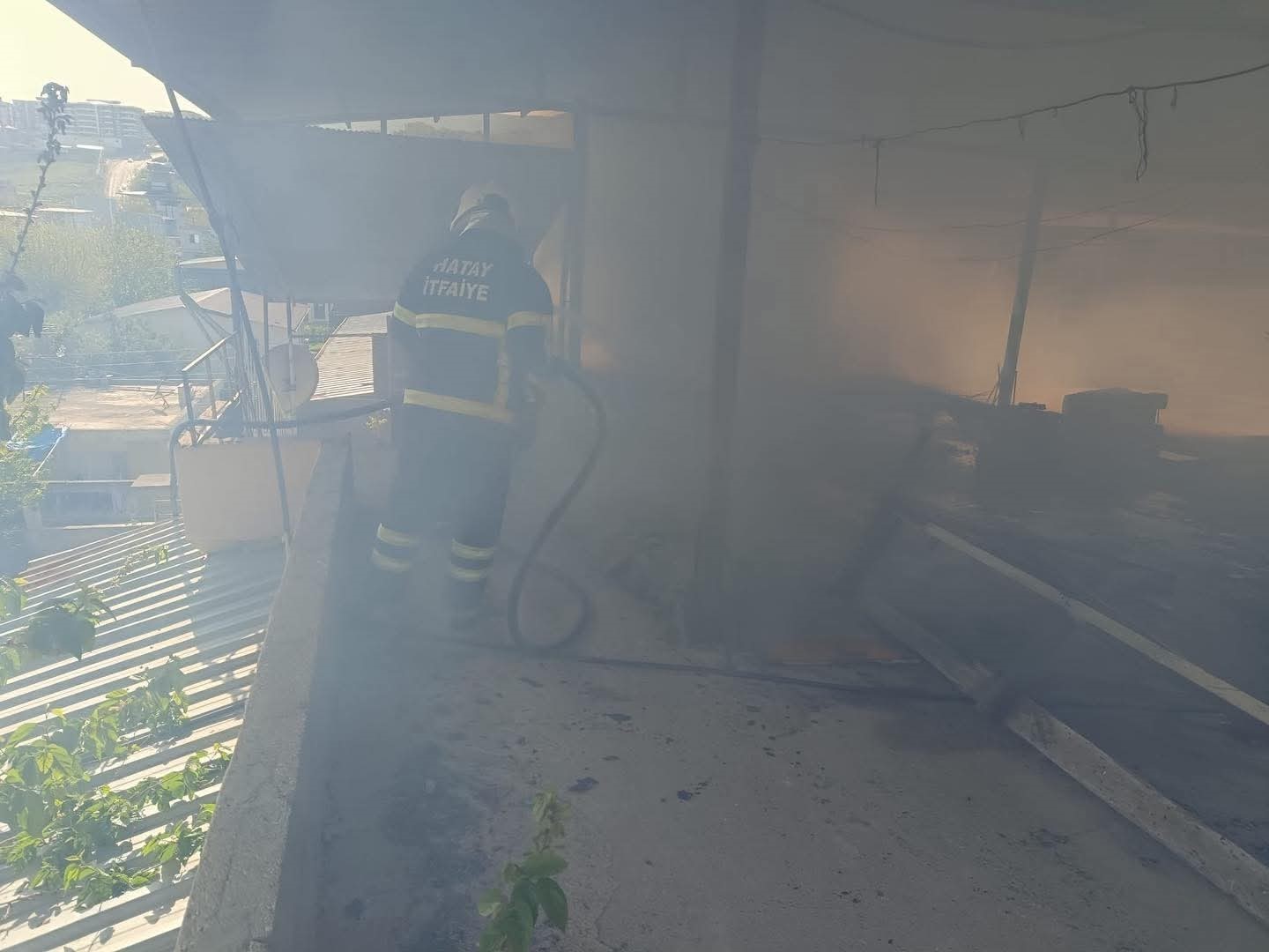 Kırıkhan’da evin terası alevlere teslim oldu
