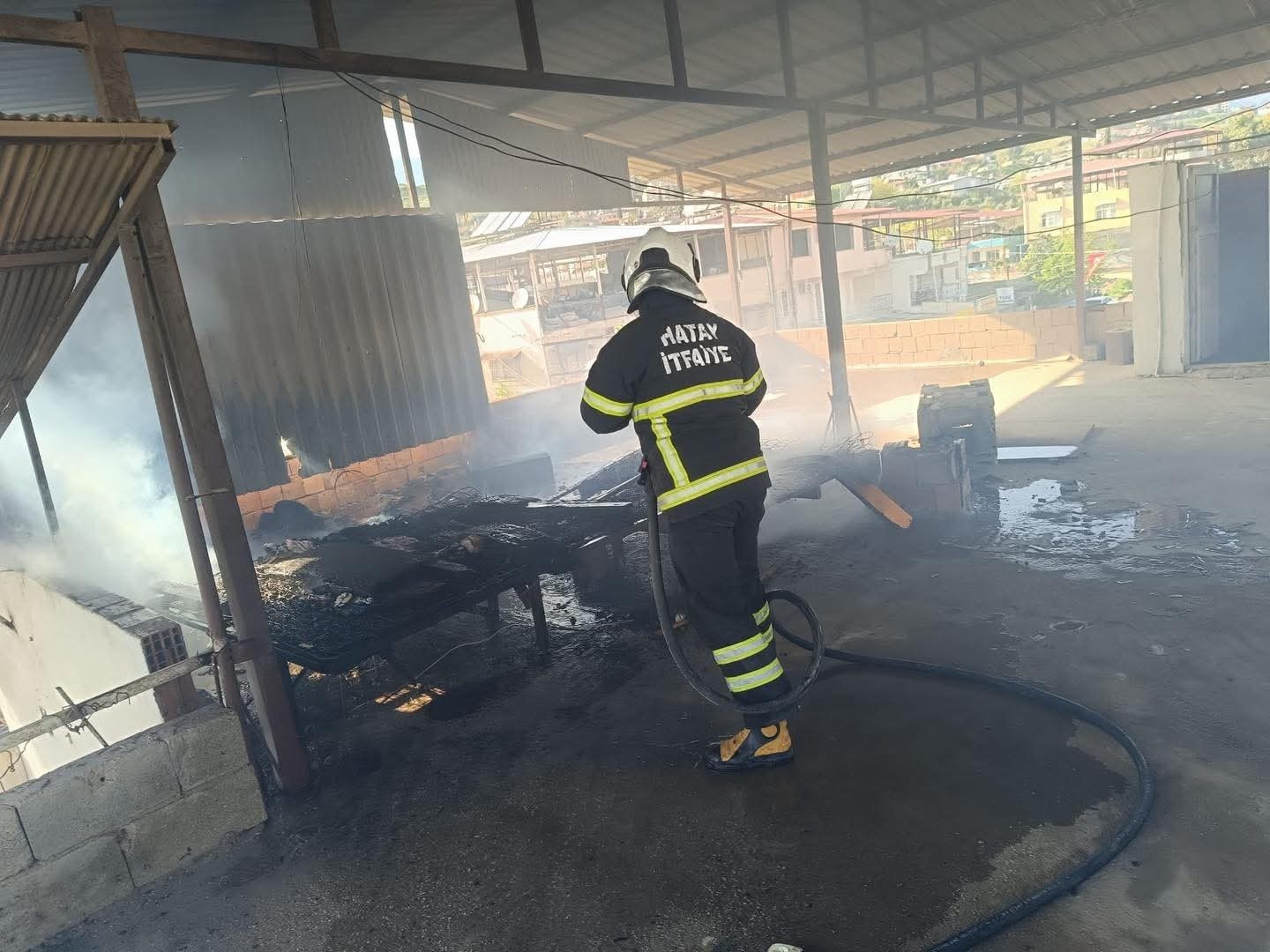 Kırıkhan’da evin terası alevlere teslim oldu
