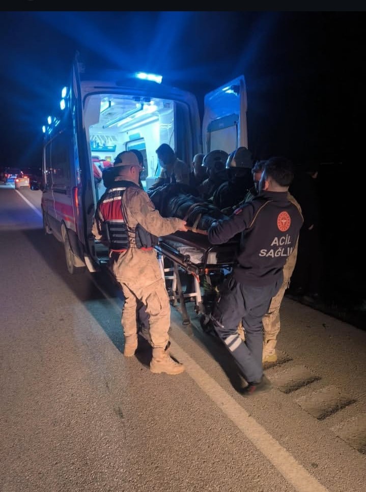 Kırıkhan’da hurdaya dönen otomobilin sürücüsü yaralandı
