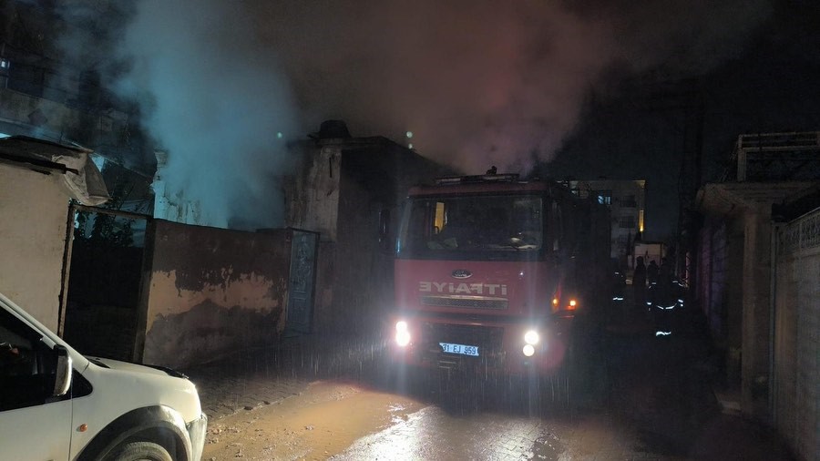 Kırıkhan’da metruk binadan alevler yükseldi
