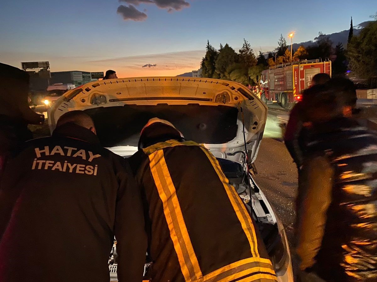 Kırıkhan’da yan yatan otomobilin sürücüsü yaralandı
