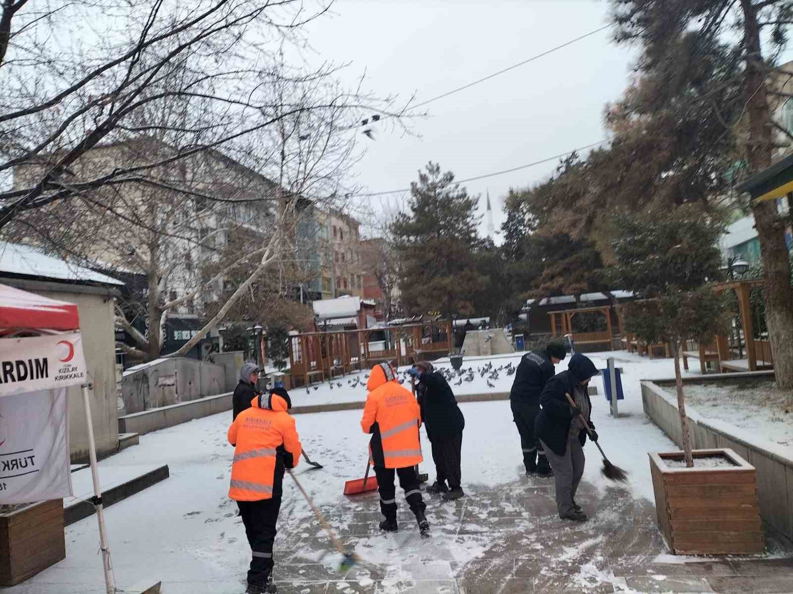 Kırıkkale Belediyesi ekipleri kar mesaisinde
