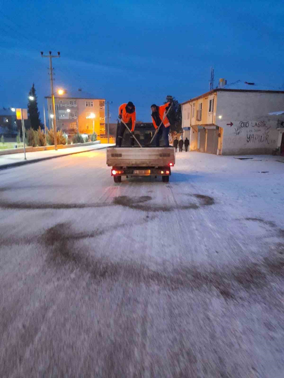 Kırıkkale Belediyesi ekipleri kar mesaisinde
