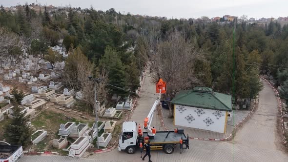 Kırıkkale Belediyesi mezarlıklarda bakım çalışması başlattı

