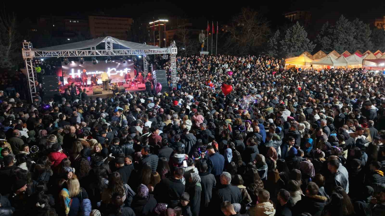 Kırıkkale’de Hüseyin Kağıt konserine binlerce kişi akın etti
