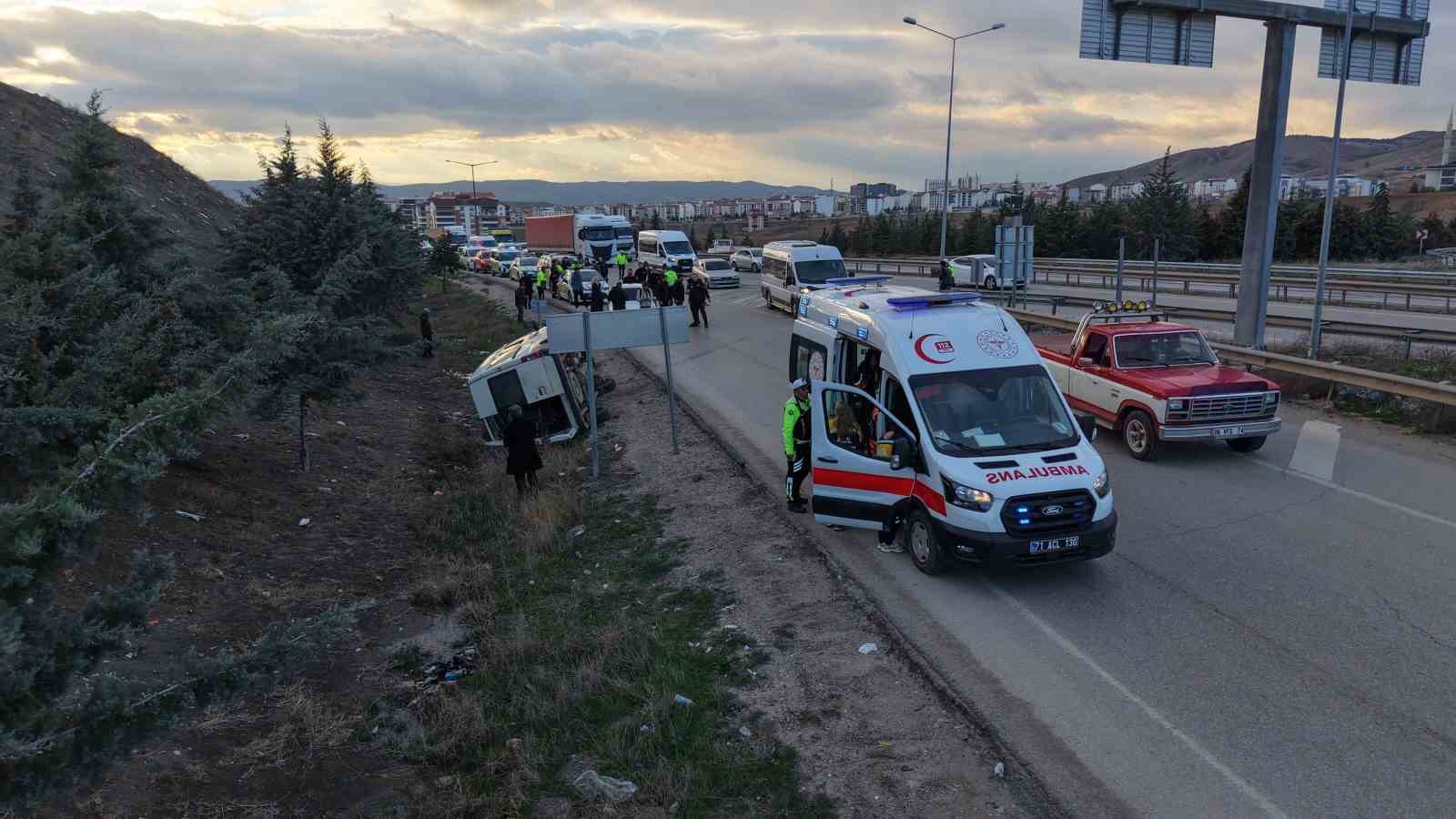 Kırıkkale’de işçi servisi kamyonla çarpıştı: 5 yaralı
