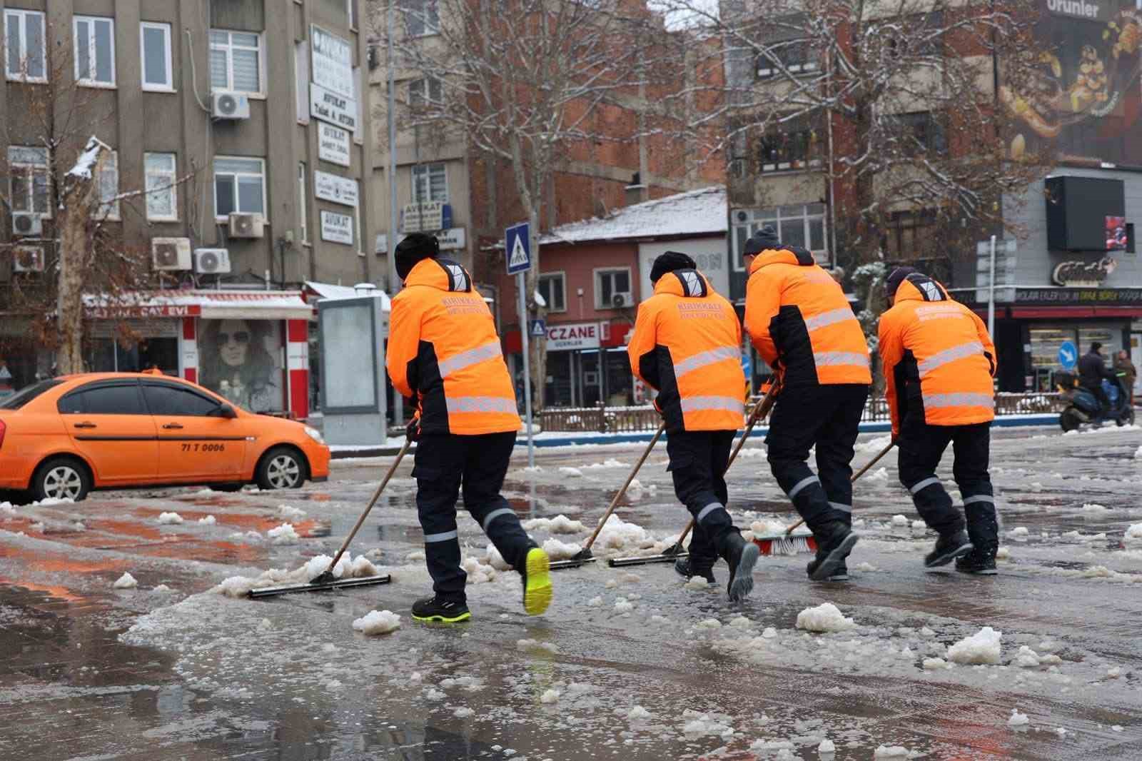 Kırıkkale’de kar yağışı sonrası kaldırımlar temizleniyor
