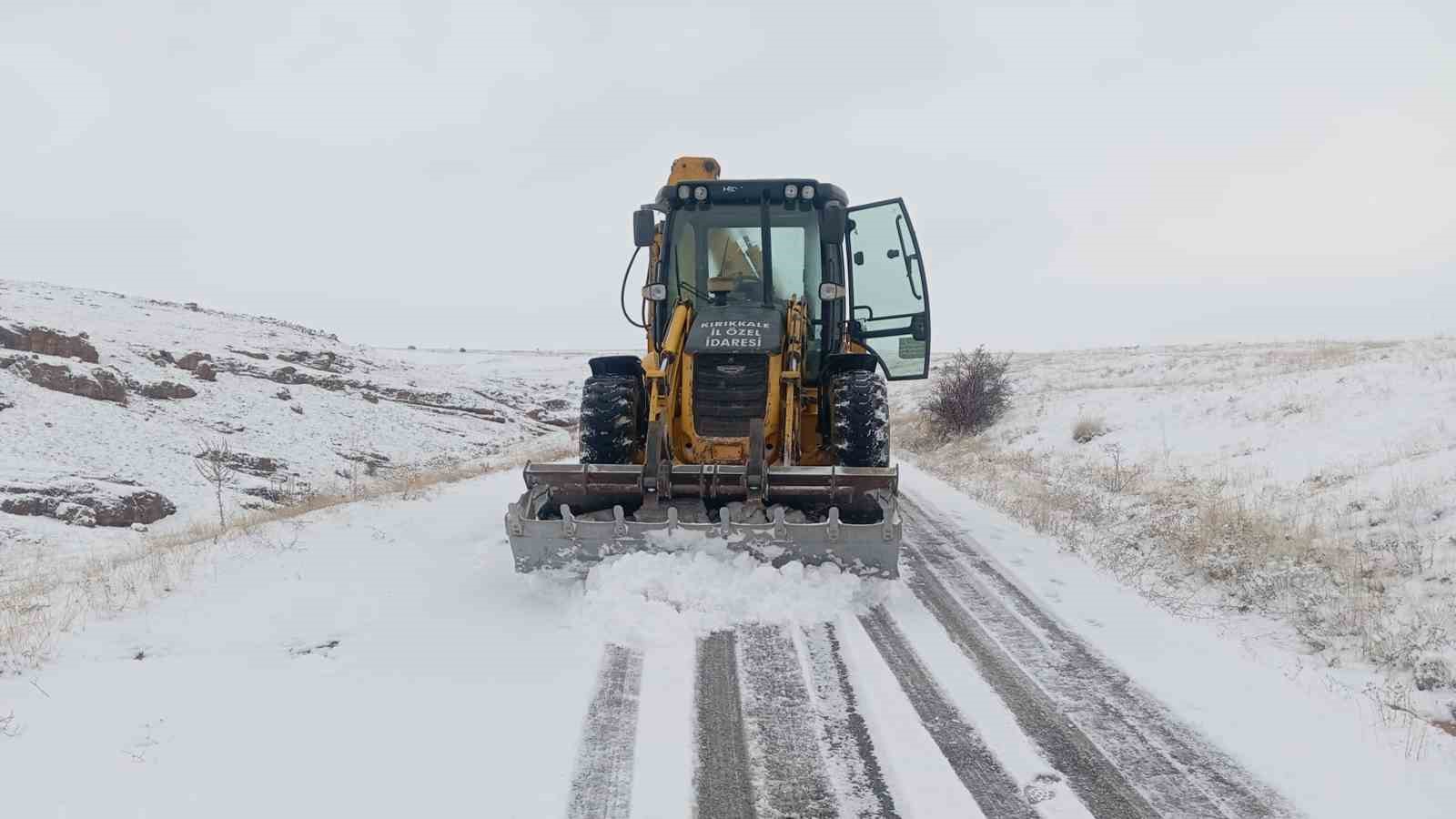 Kırıkkale’de karla kaplanan köy yolları yeniden ulaşıma açıldı
