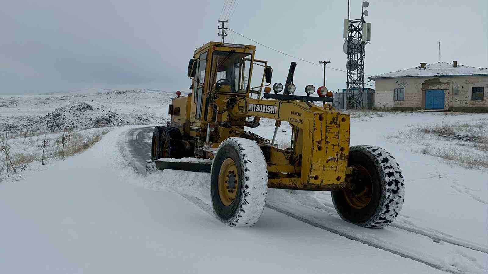 Kırıkkale’de karla kaplanan köy yolları yeniden ulaşıma açıldı
