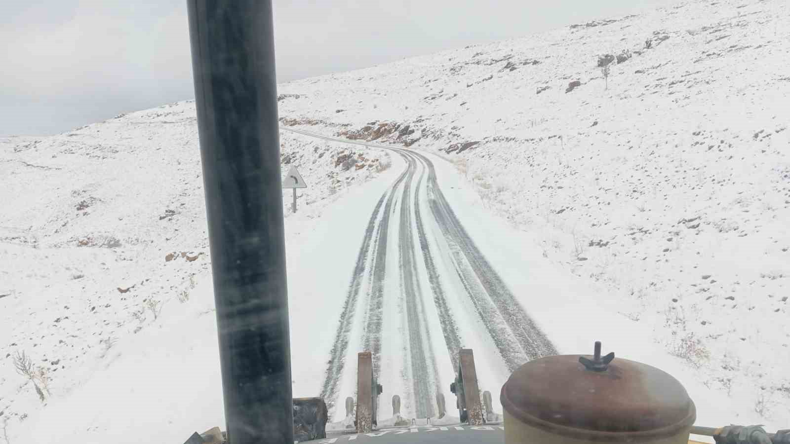 Kırıkkale’de karla kaplanan köy yolları yeniden ulaşıma açıldı
