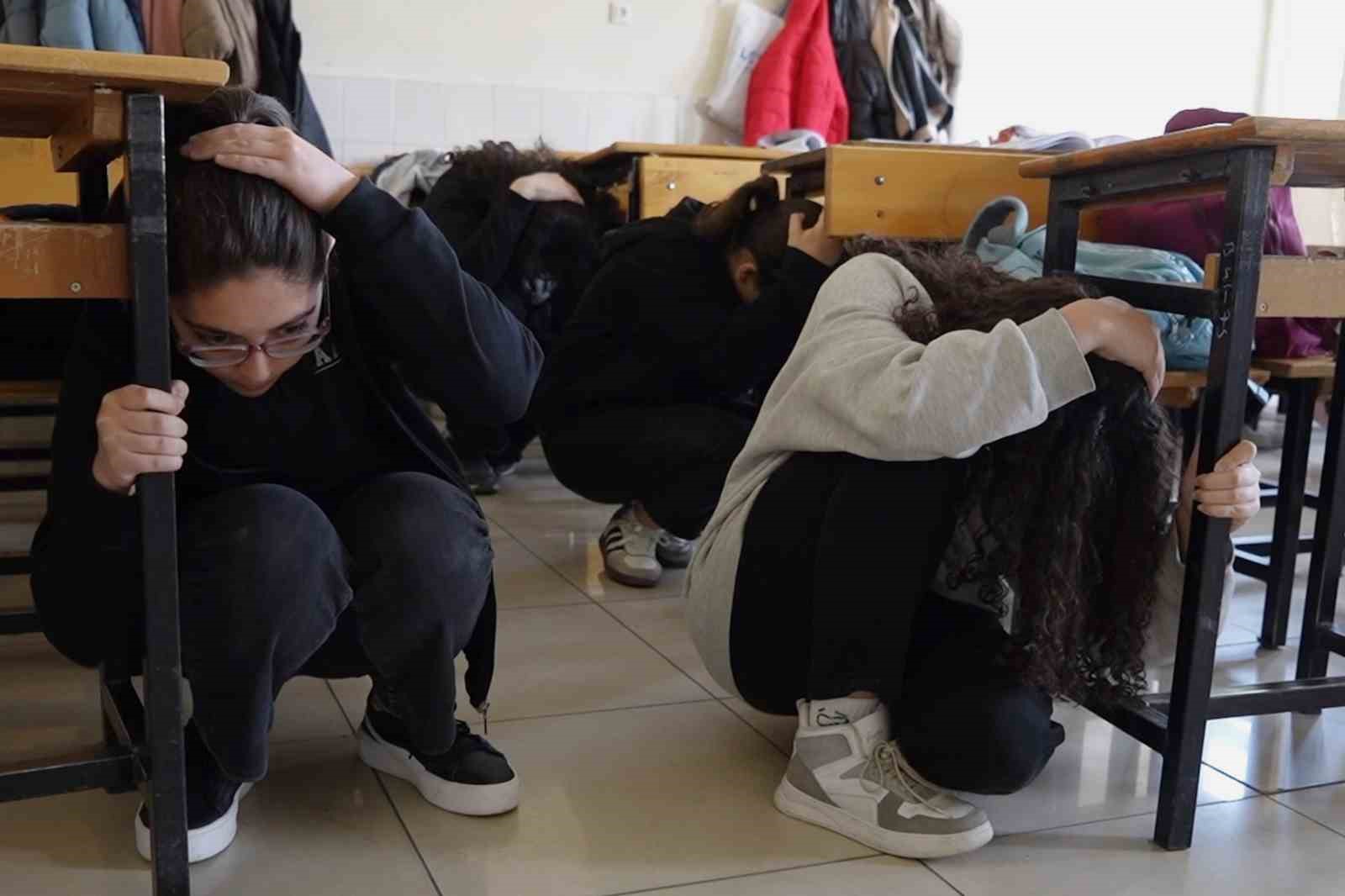 Kırıkkale’de okullarda deprem ve tahliye tatbikatı
Kırıkkale’de okullarda deprem ve tahliye tatbikatı